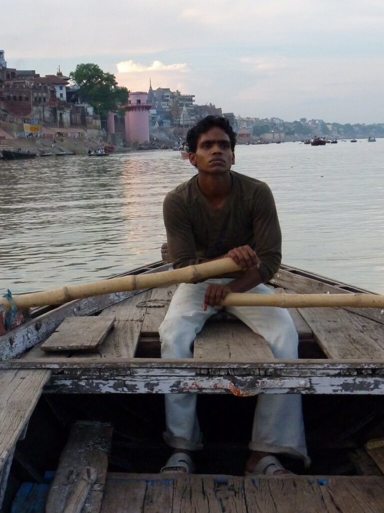 boot rituelen langs de ganges - Varanasi - India