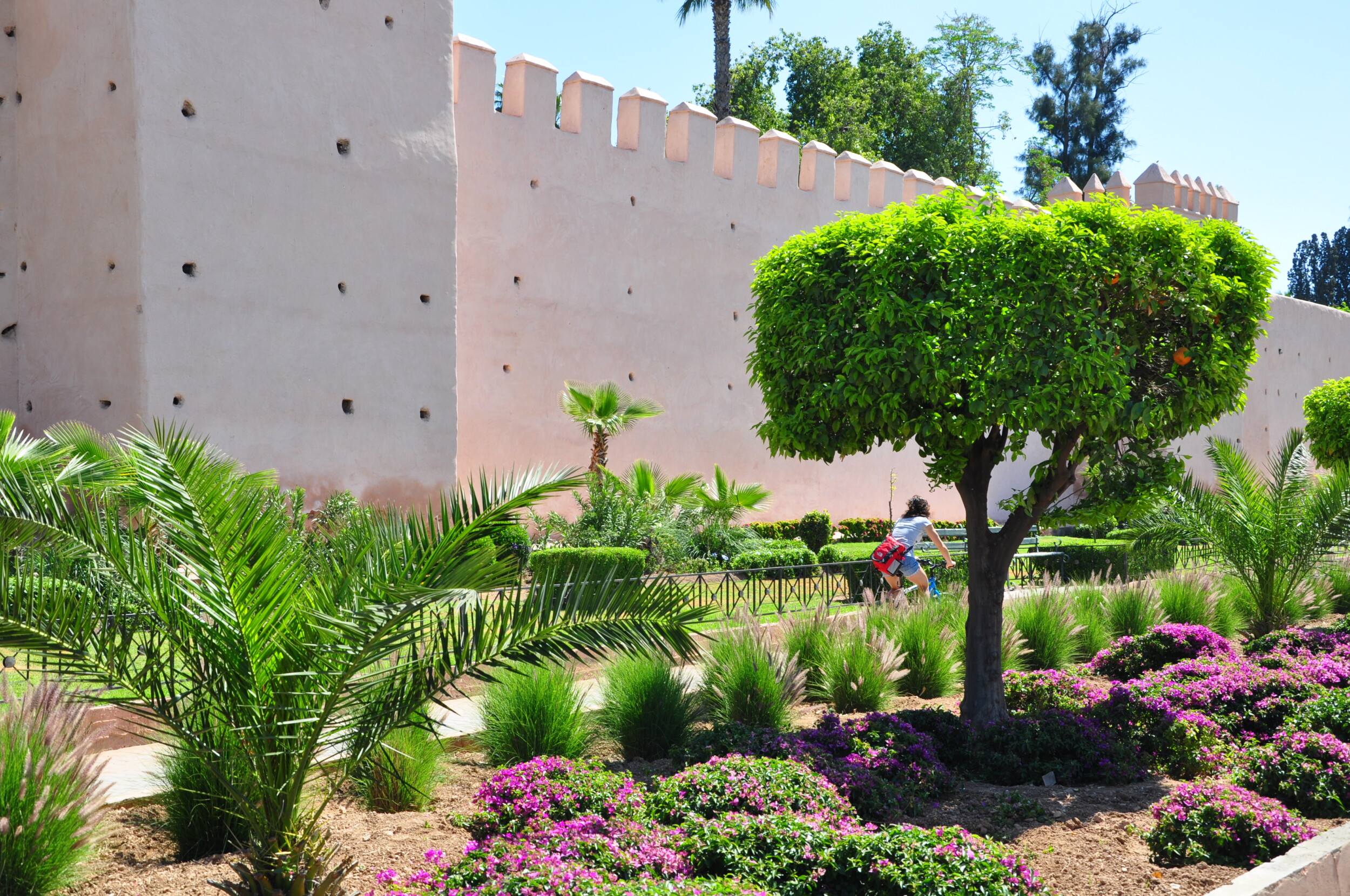 Fietsen door Marrakesh: bekijk onze route door de medina. Een unieke manier om Marrakesh te ontdekken. Ga jij ook fietsen?
