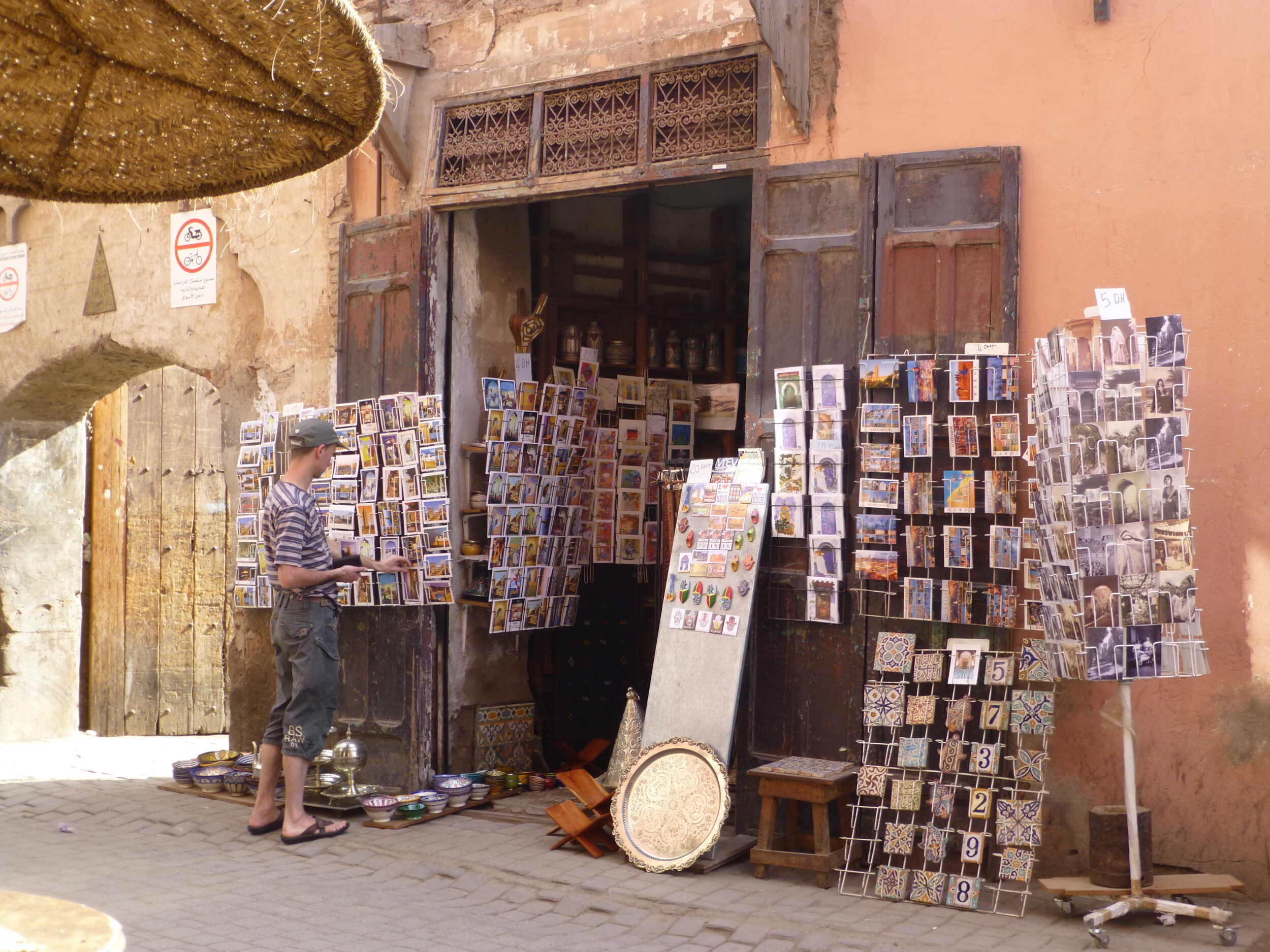 Fietsen door marrakesh, de smalle straatjes door