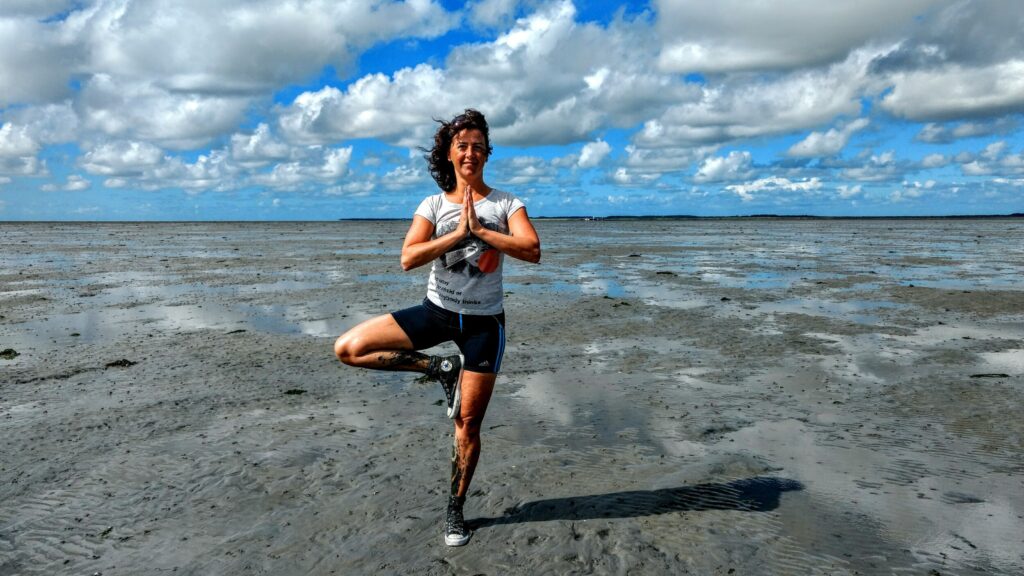 Yoga pose waddenlopen - Nederland Go Mudflat Hiking Wadden Sea, The Netherlands - Walk in the Wadden Sea - UNESCO Heritage