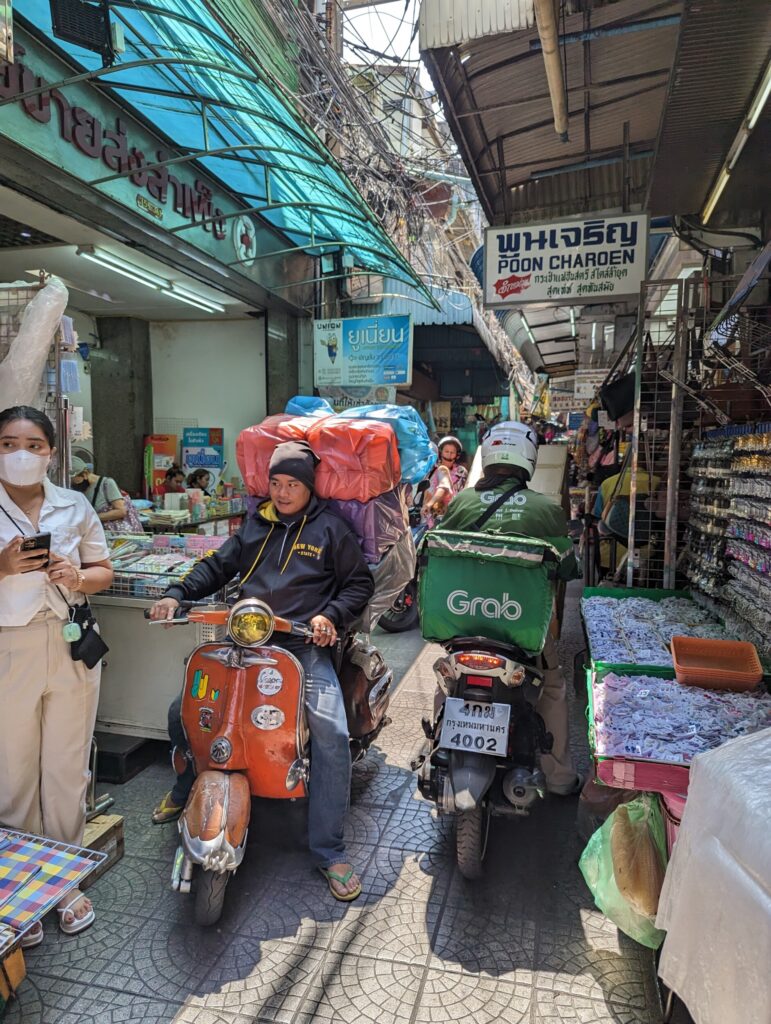 Met de scooter kom je overal - Bangkok ontdekken