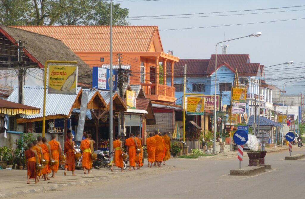 streetview Vang Vieng met monniken