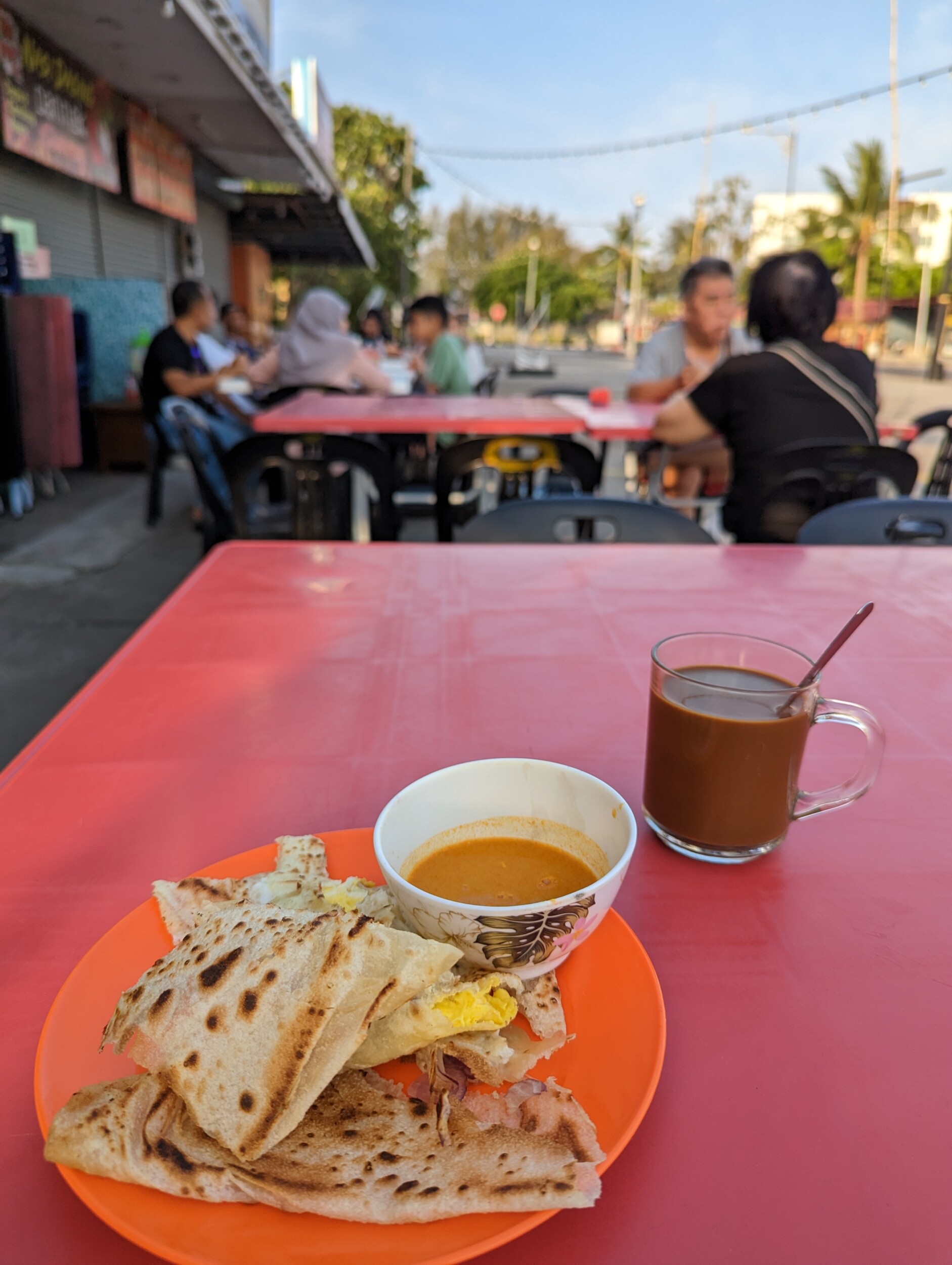 Roti Canai als ontbijt met koffie op straat natuurlijk