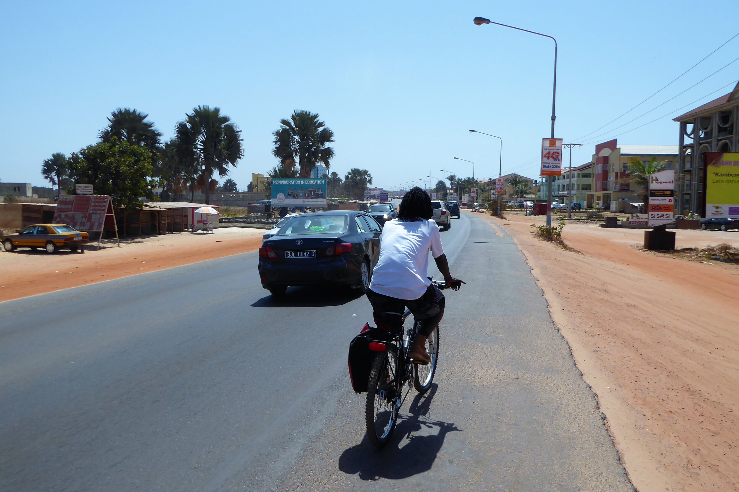 Onderweg naar de Vismarkt van Tanji in The Gambia