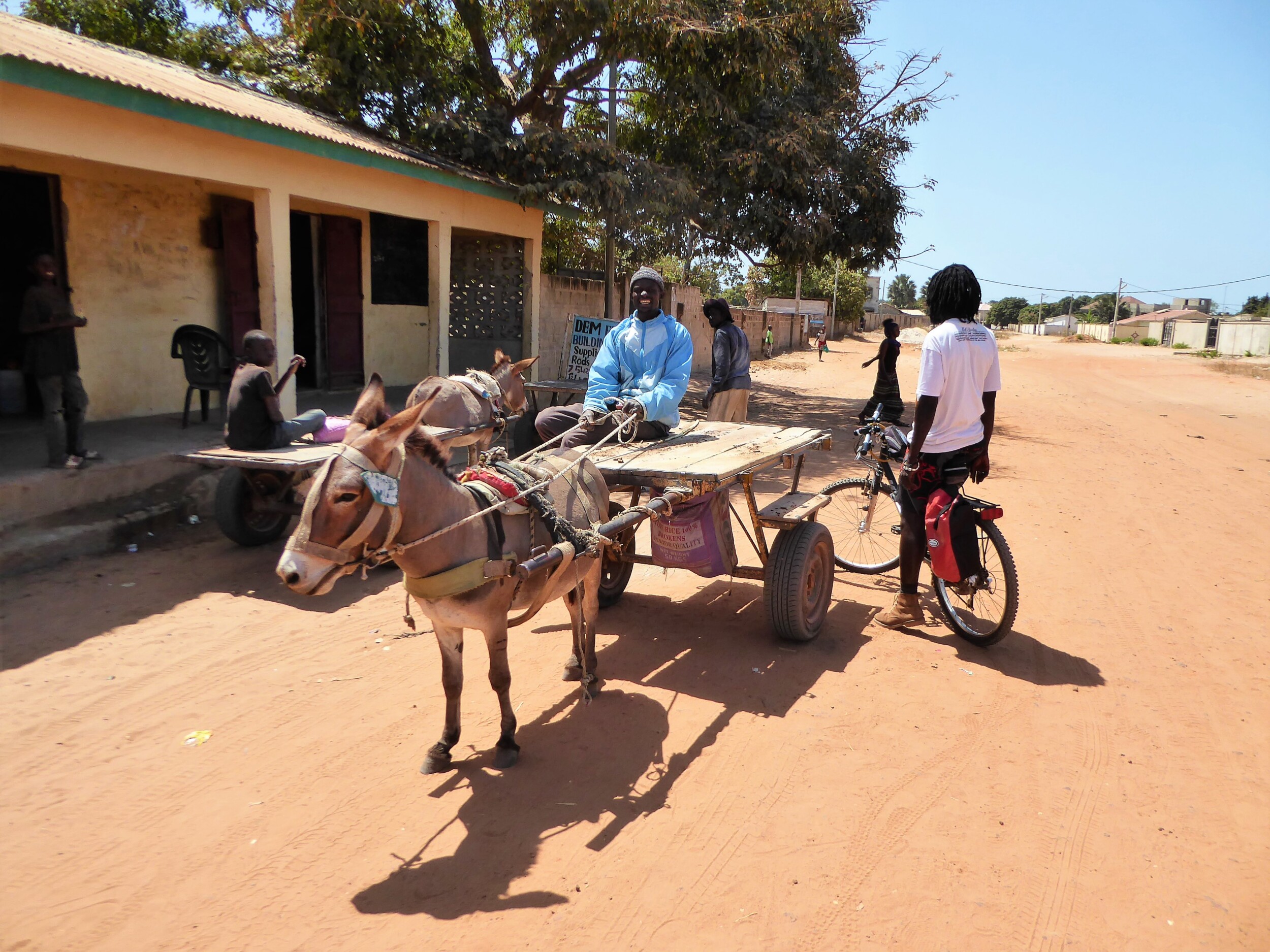 Onderweg naar de Vismarkt van Tanji in The Gambia
