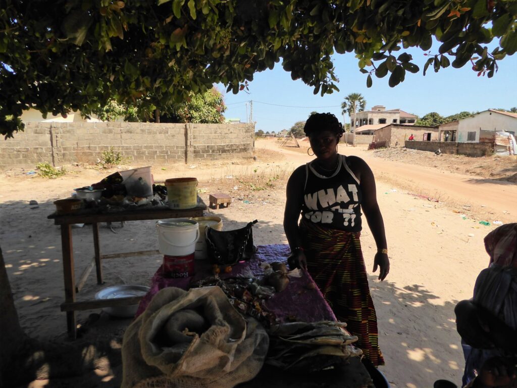 Onderweg naar de Vismarkt van Tanji in The Gambia