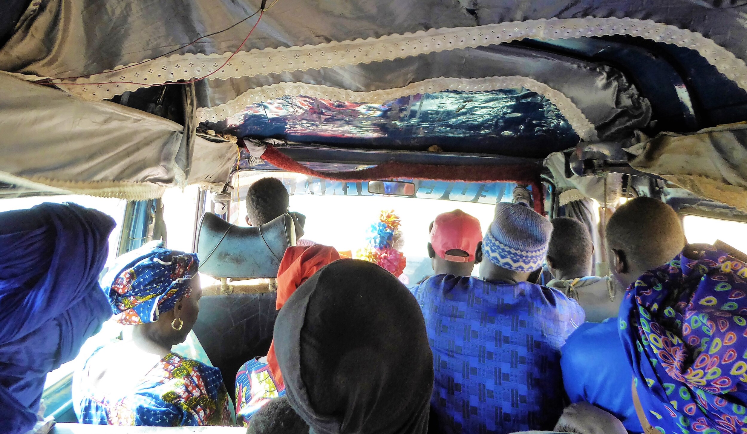 Met de bus in The Gambia