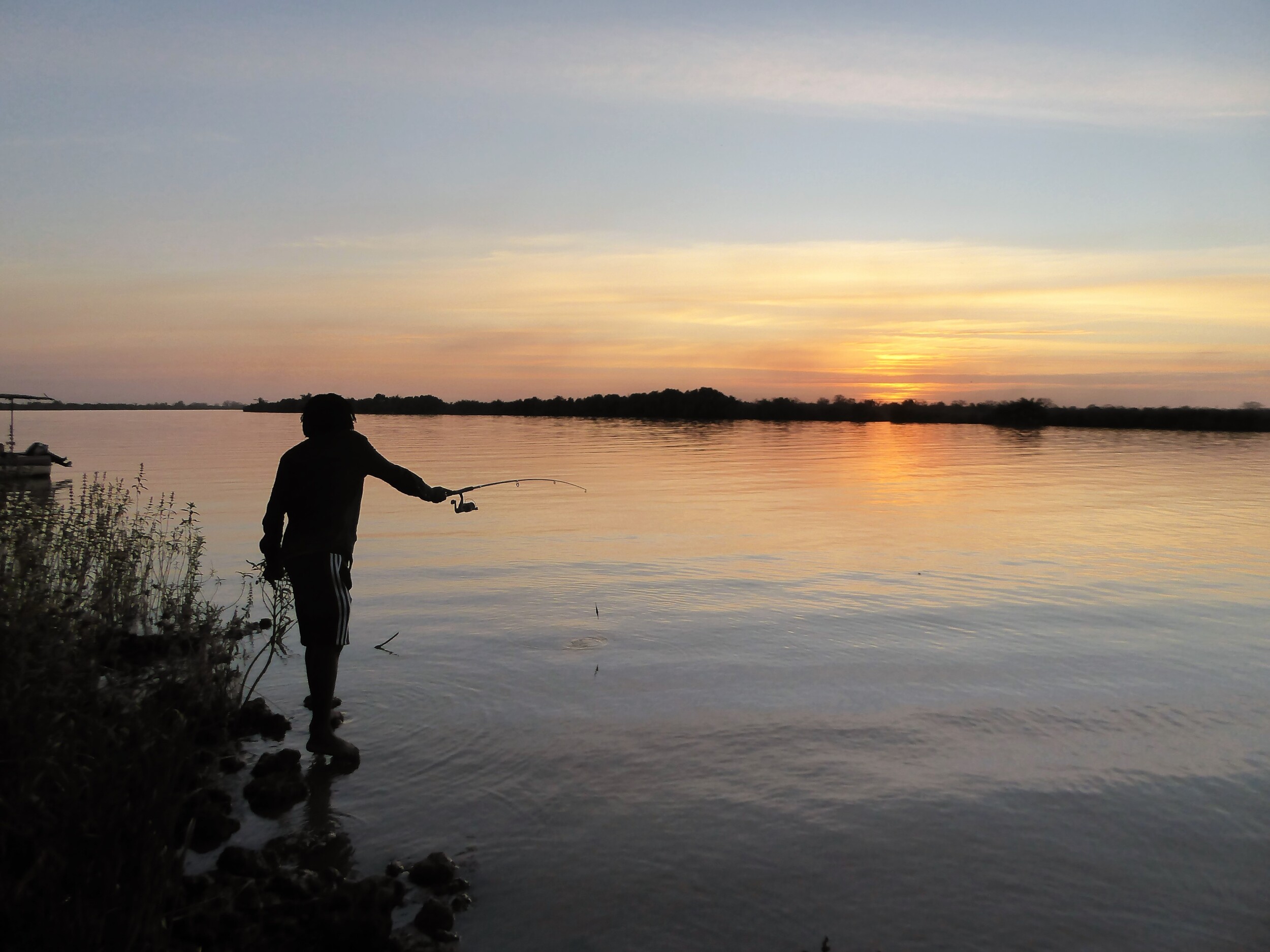 Aka aan het vissen in de Gambia river