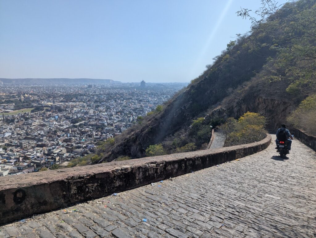 Omhoog wandelen naar Nahargarh Fort - Jaipur, Rajasthan - India