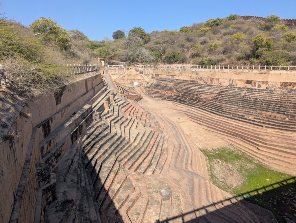 Stepwell buiten de muren van Nahargarh fort - Jaipur, Rajasthan India