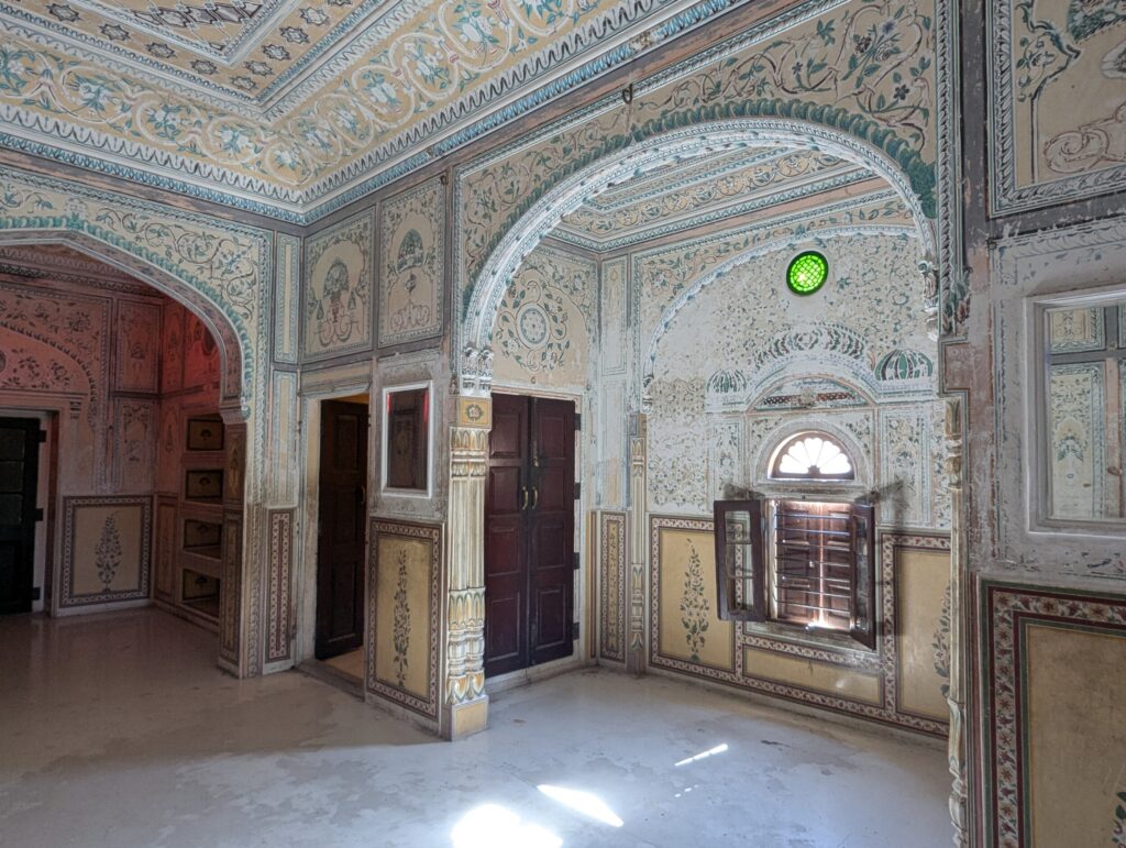 Kamer in het paleis Madhavendra Bhawan binnen Nahargarh Fort