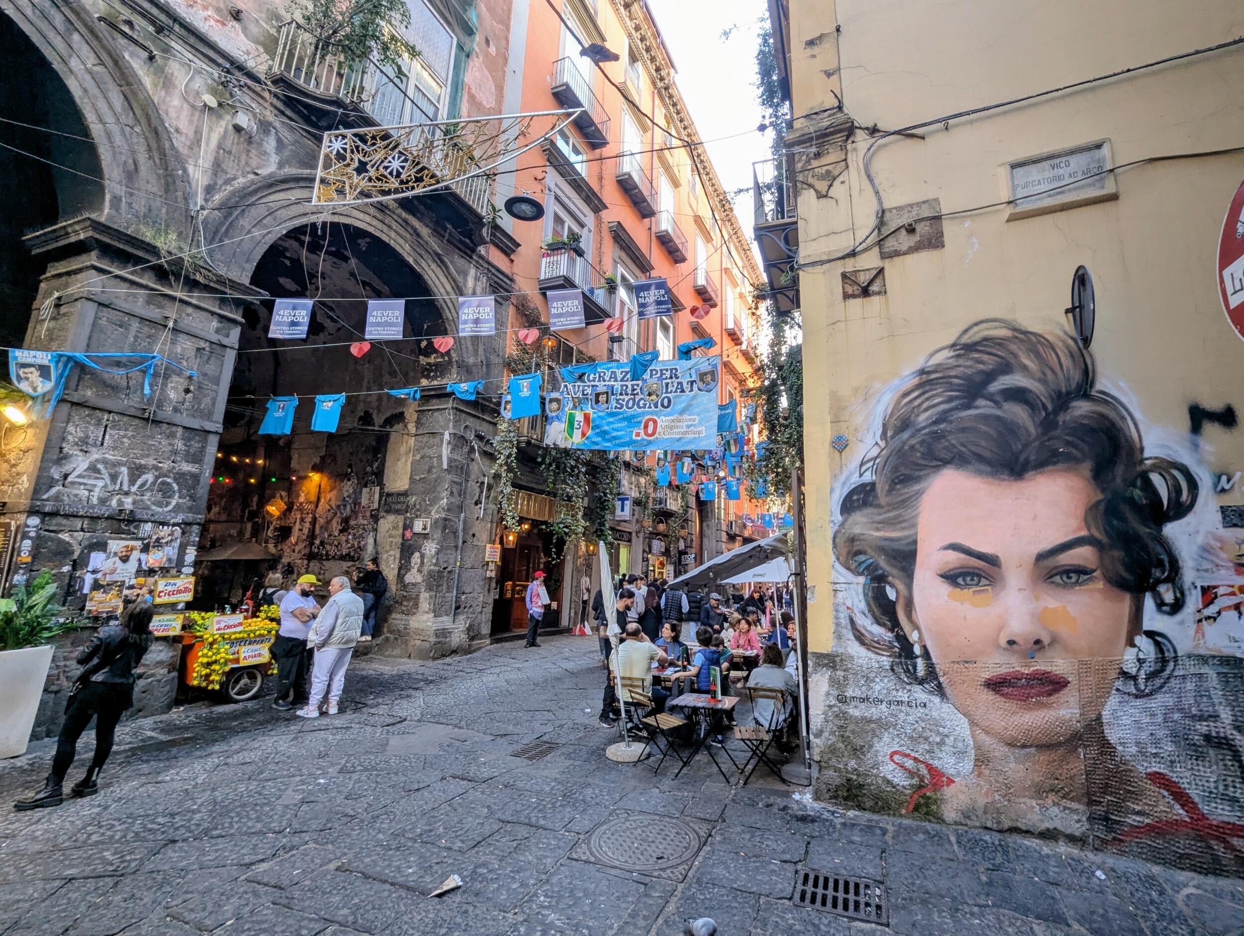 Straatbeeld met streetart Napels