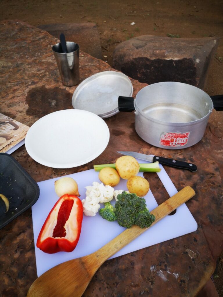 Koken op de campsite van het Kokerbomenwoud