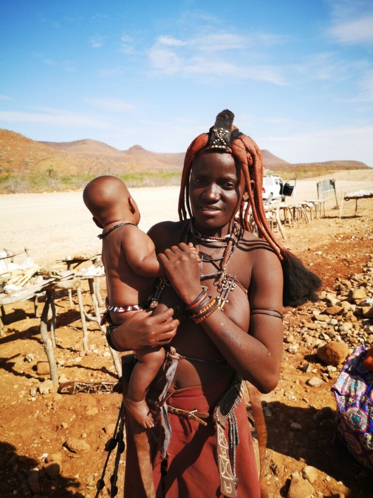 Net buiten Palmwag sprak ik deze mooie Himba vrouw