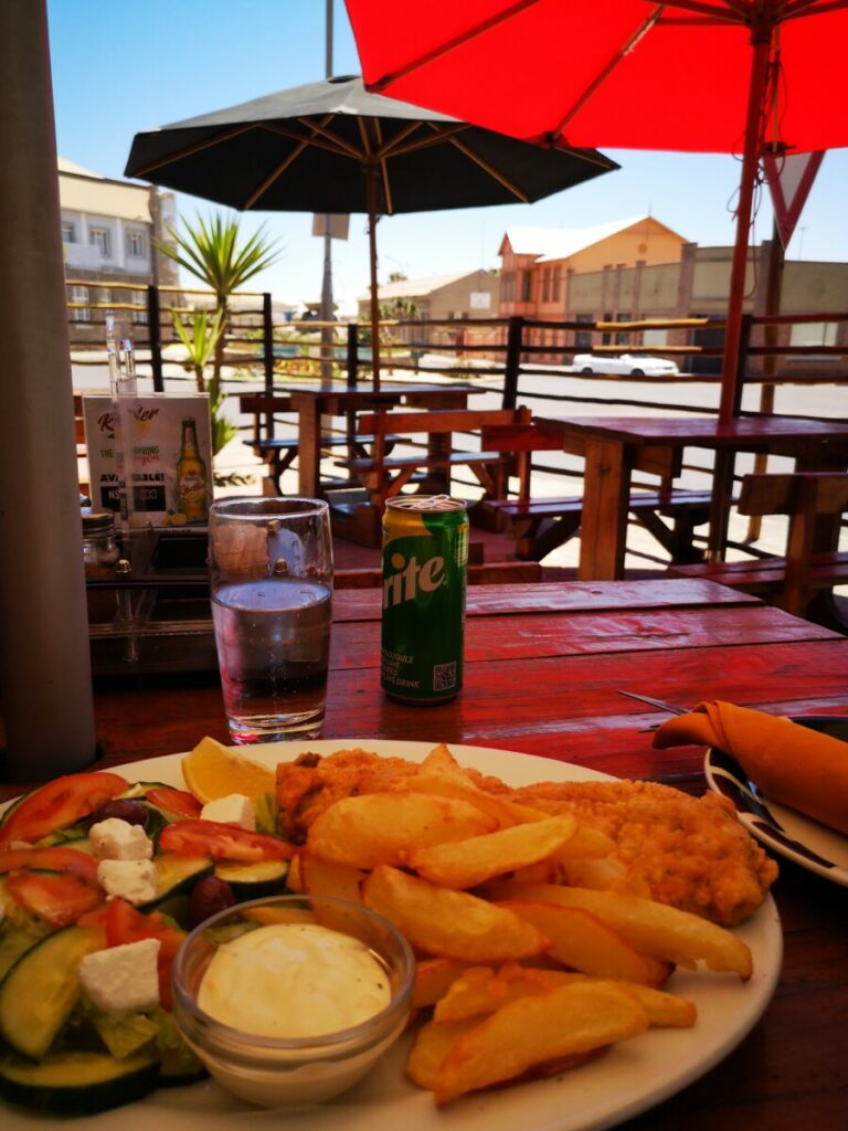 Eten in Lüderitz nabij Spookstad Kolmanskop