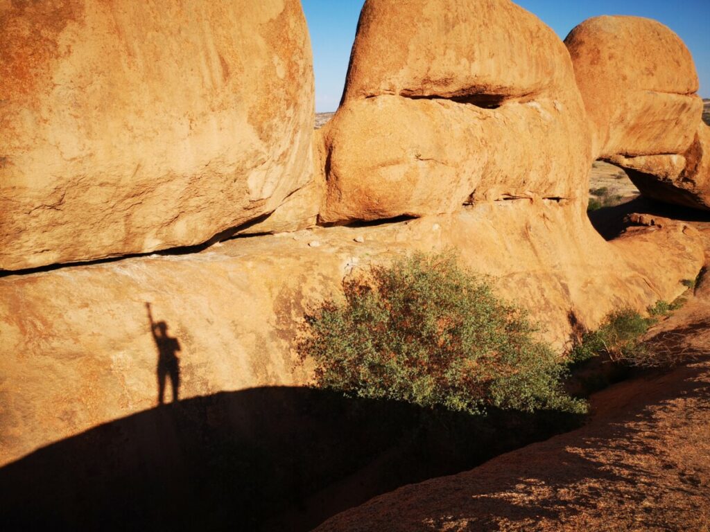 De gladde stenen van Rock Arch maar ook diepe afgronden tussen de rotsen