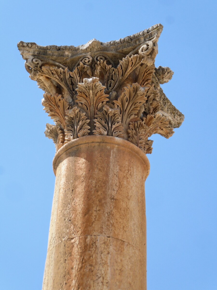 Prachtig bewerkte pilaar bij de ruïnes van Jerash