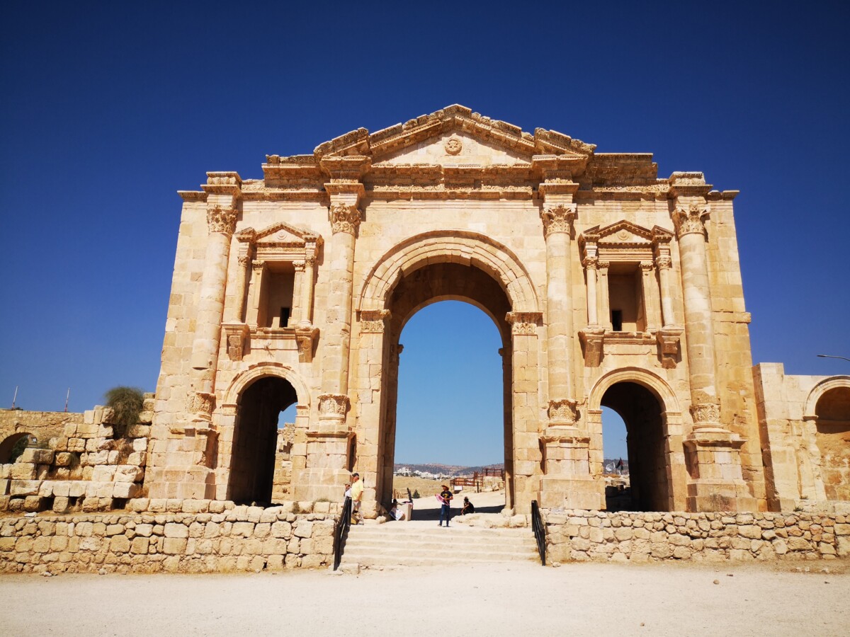De poort van Hadrian - Ruïnes van Jerash - Jordanië De poort van Hadrian - Ruïnes van Jerash