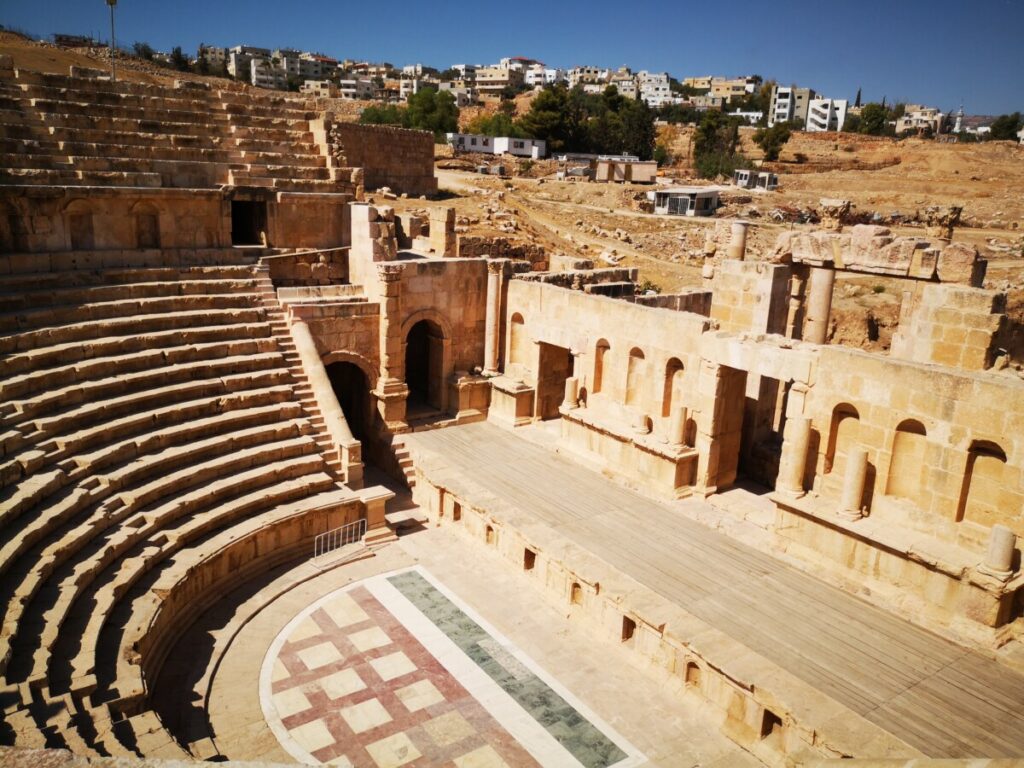 Noord theater in de Ruïnes van Jerash 