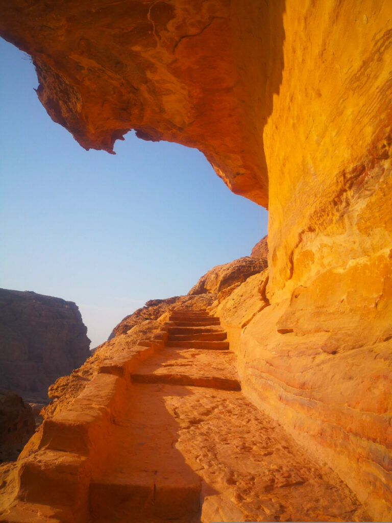 The most beautiful colours and rock formations during the hike on the Trail to the High Place of Sacrifice