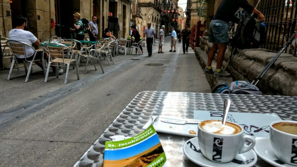 Camino Wandelen - Koffie langs de straat met vele pelgrims