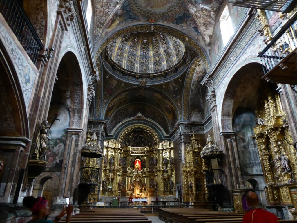 Het imposante interieur van de kerk in Los Arcos