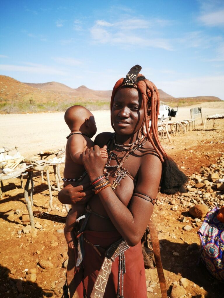 Himba vrouw - Langs de kant van de weg Palmwag - Opuwo