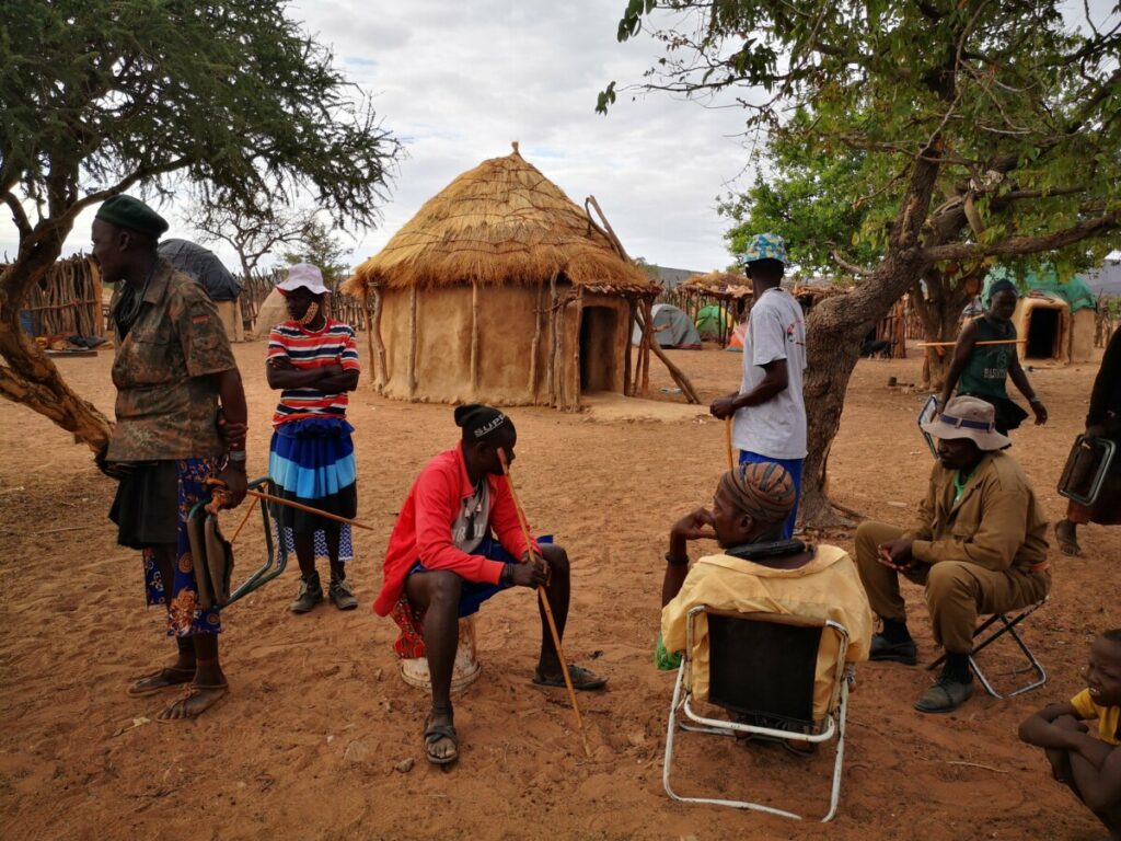 Himba mannen bij elkaar binnen de kraal - De Himba bezoeken