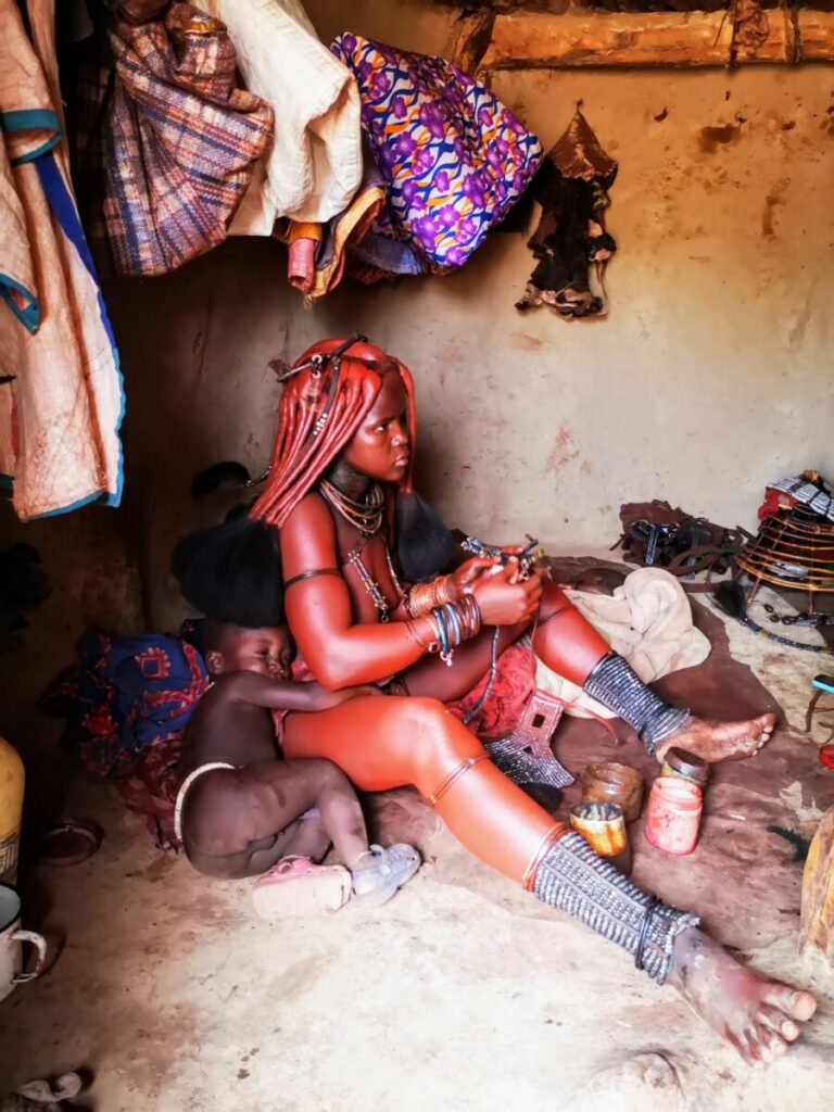 Himba Vrouw maakt zich klaar voor de Dag - De Himba Bezoeken