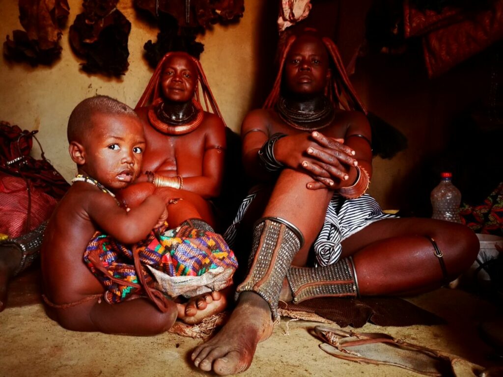 Himba Vrouw maakt zich klaar voor de Dag - De Himba Bezoeken