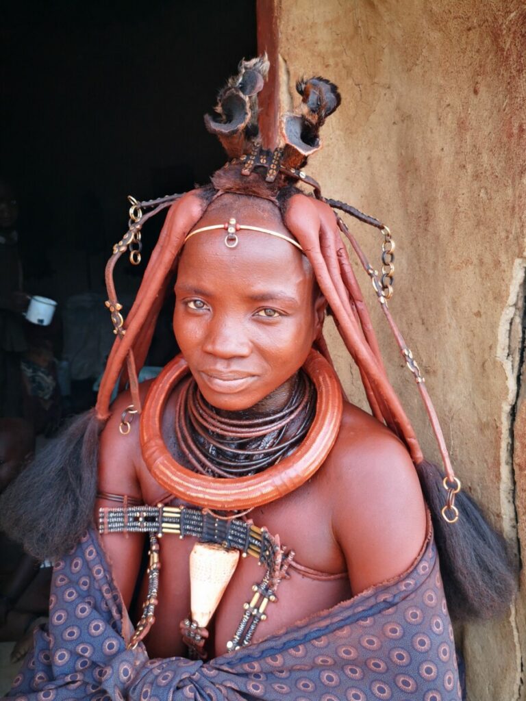 Het kapsel van een Himba vrouw is indrukwekkend - Opuwo, Namibië 