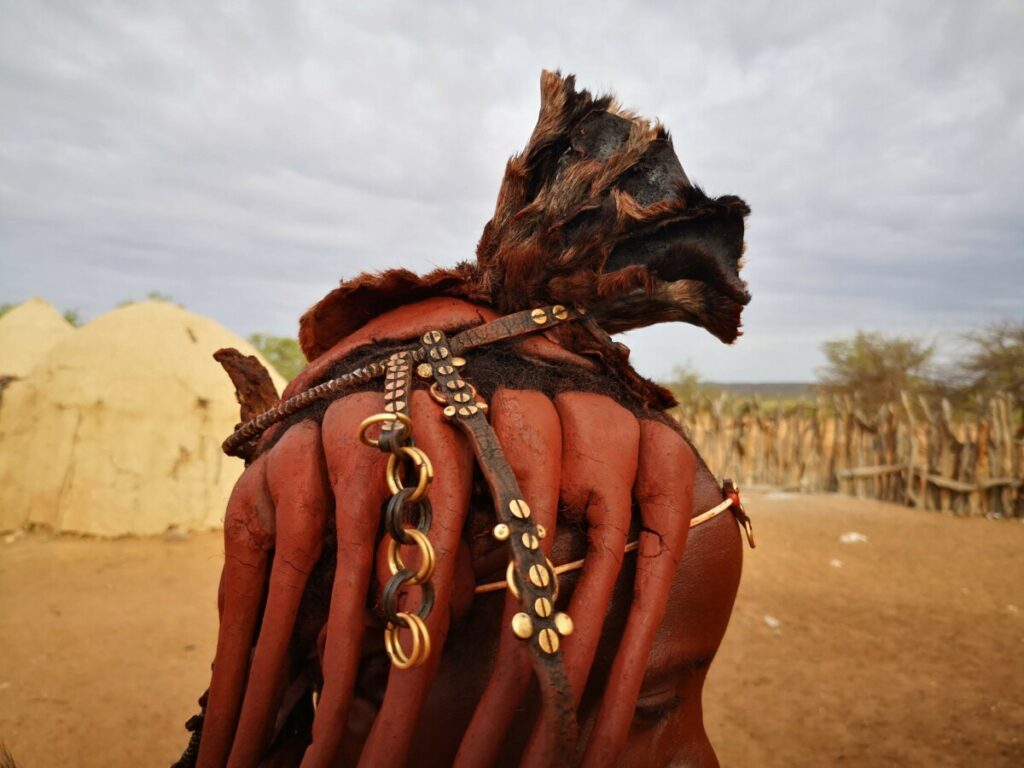 Het kapsel van een Himba vrouw is indrukwekkend - Opuwo, Namibië 