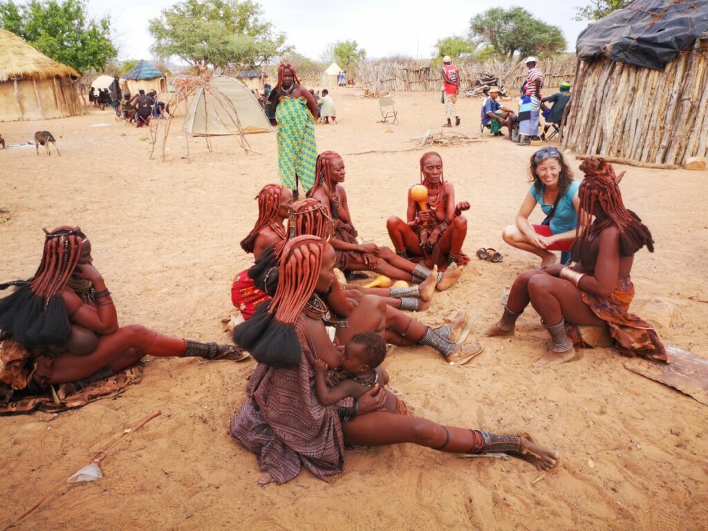 Even kletsen met een groep Himba Vrouwen - Opuwo Namibie