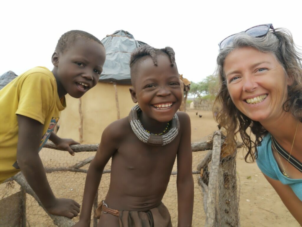 Meisje wat de staartjes naar voren draagt - Himba bezoeken