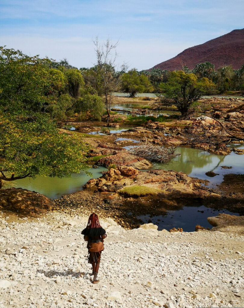 Vrouwen die vissen in de Kunene Rivier - Namibie