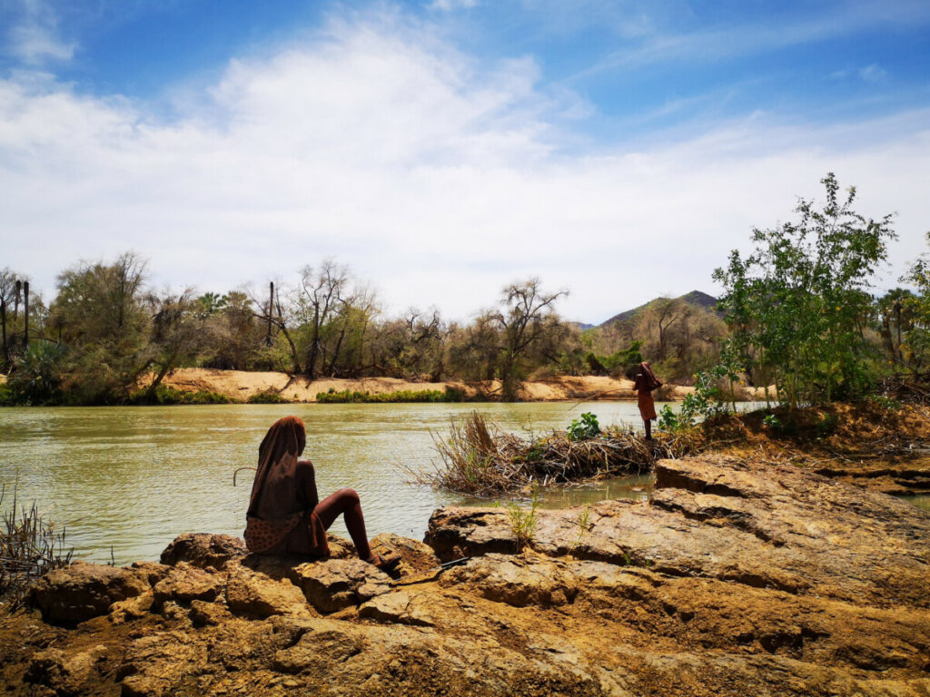 Vrouwen die vissen in de Kunene Rivier - Namibie
