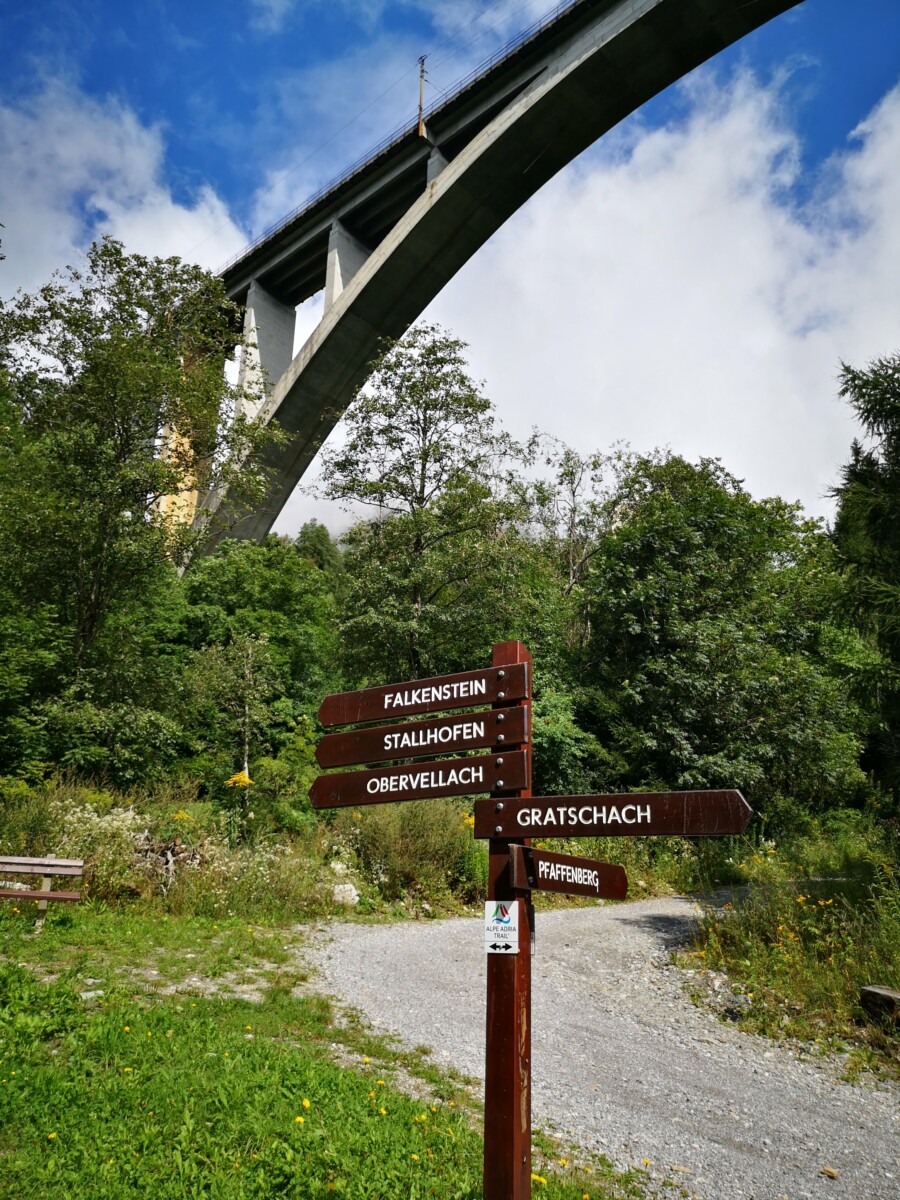 Onder hoge bruggen door - Alpe Adria Trail Onder hoge bruggen door - Alpe Adria Trail