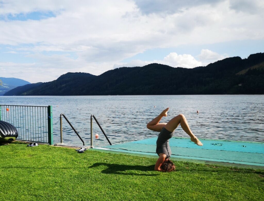 Yoga op het prive strand van hotel Pichler