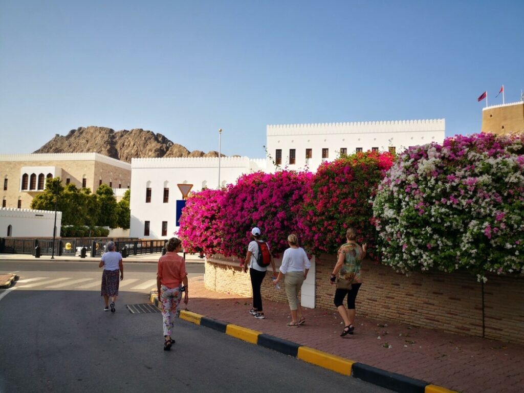 Wandelen bij de paleizen en ministeries in Muscat, Oman