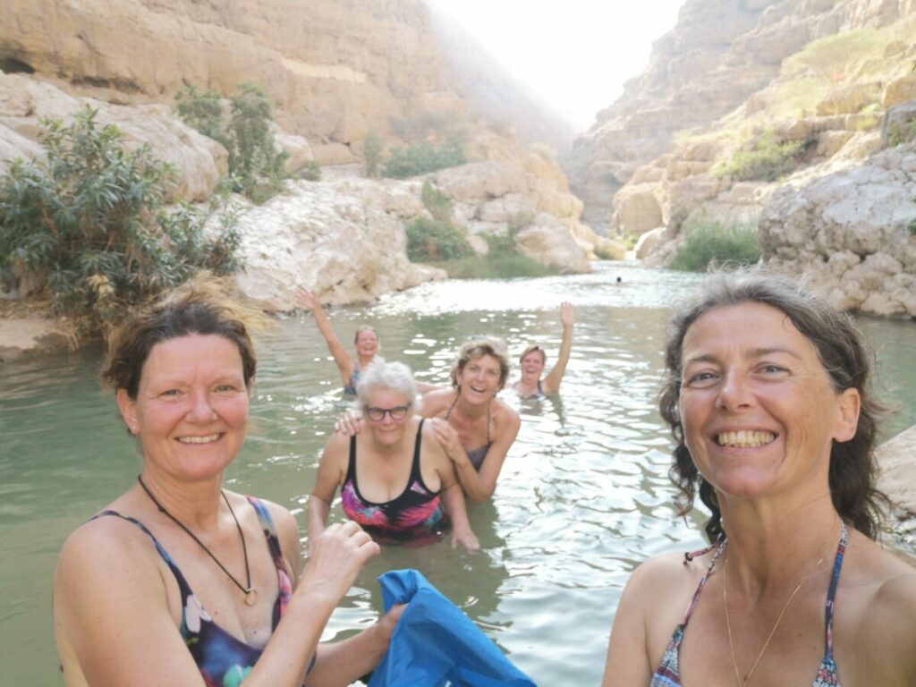 Zwemmend naar het eindpunt van de Wadi Shab