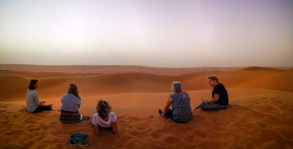 Genieten van de zonsondergang - Sharqiya Sands / Wahiba Sands - Oman