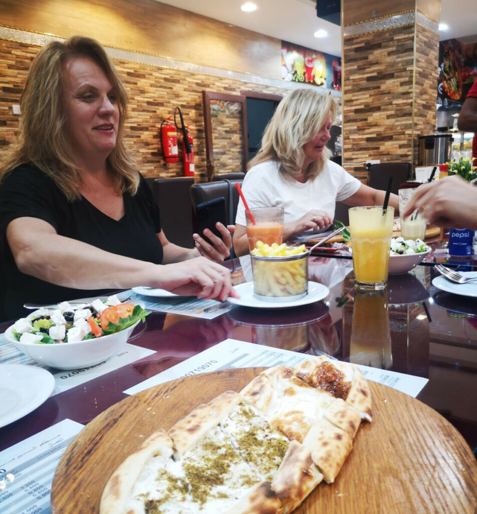 Eten in het restaurant bij Nizwa Residence Hotel Apartments
