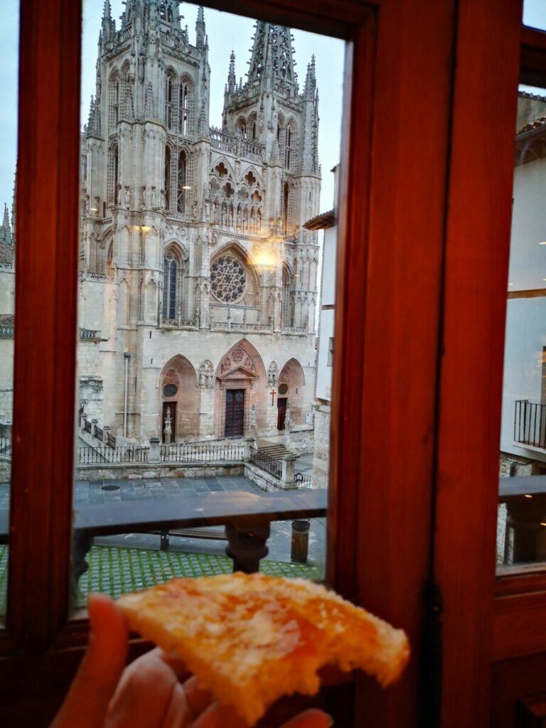 Ontbijt met zicht op de kathedraal van Burgos - Camino Frances