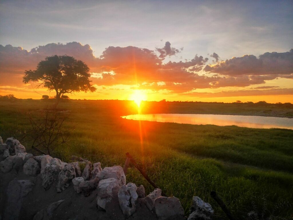 Zonsondergang Okaukuejo - Etosha NP Namibie