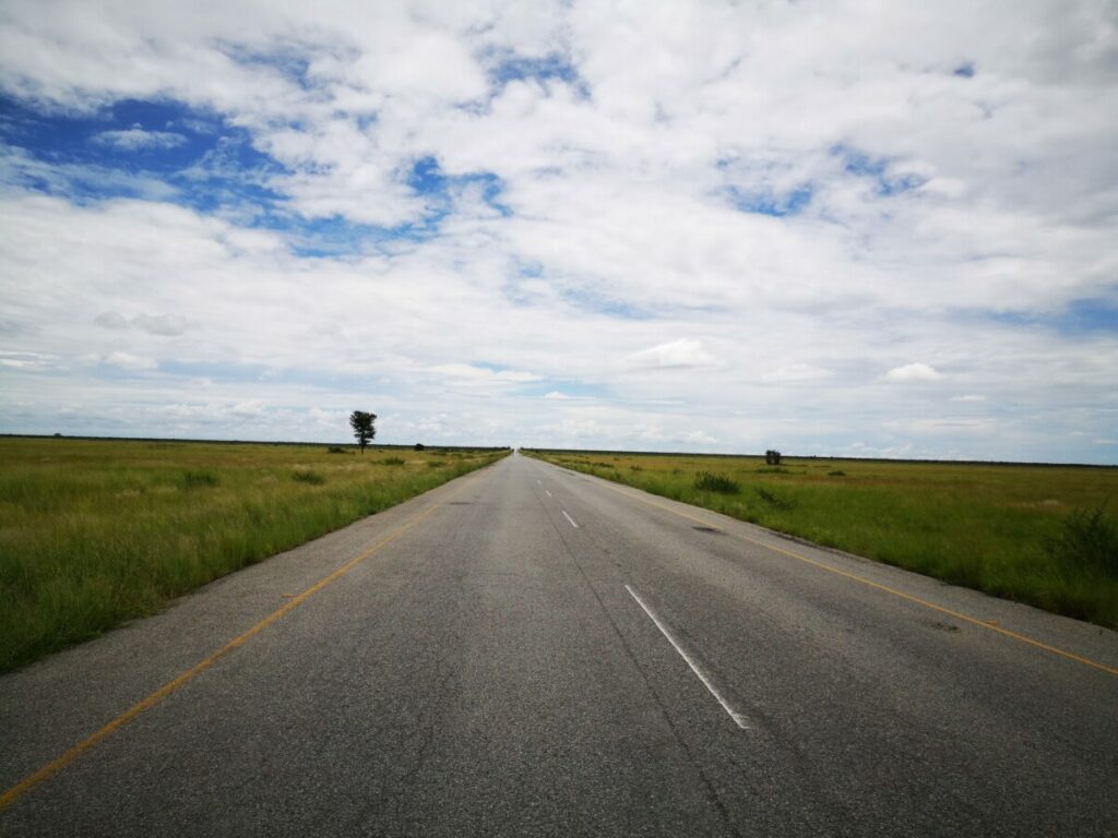 Uren rijden op de verlaten lange wegen van Botswana