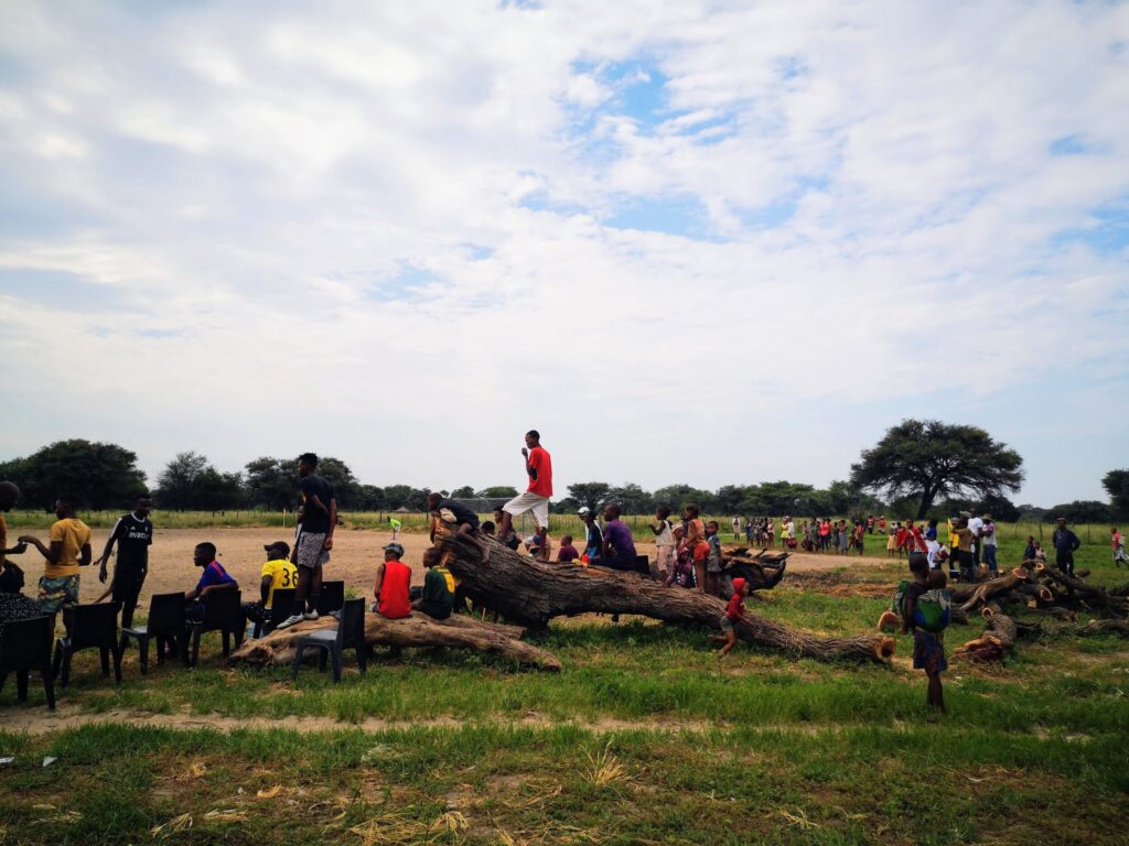 Het voetbalveld van Grashoek - Lokaal verblijf bij de San stam