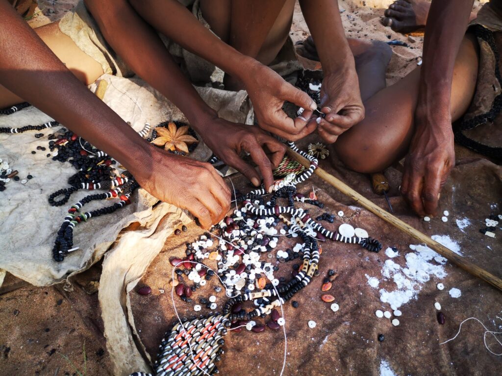 Sieraden maken bij de Ju/Hoansi-San - lokaal verblijf bij de San stam - Grashoek - Namibie