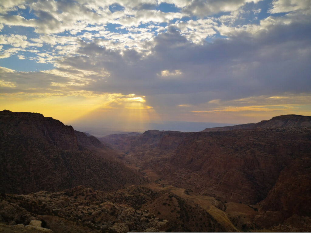 Zicht vanaf Dana over de Wadi Dana