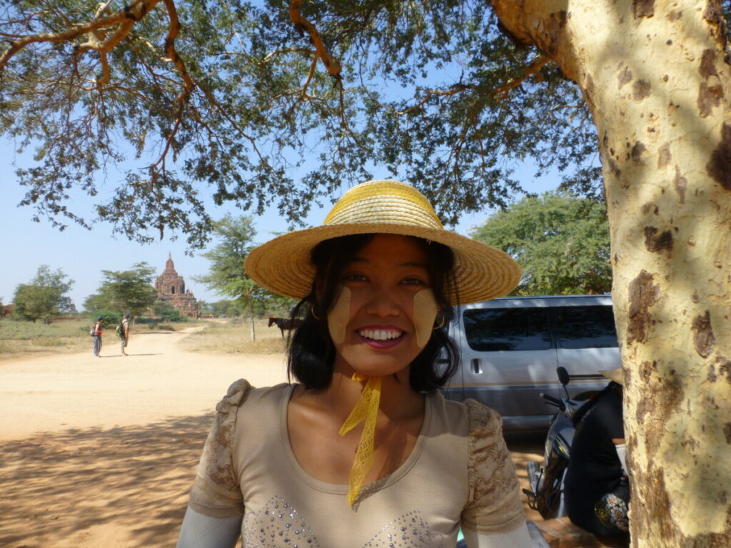 Lachen is Gezond - Vrolijke vrouw in Bagan - Myanmar