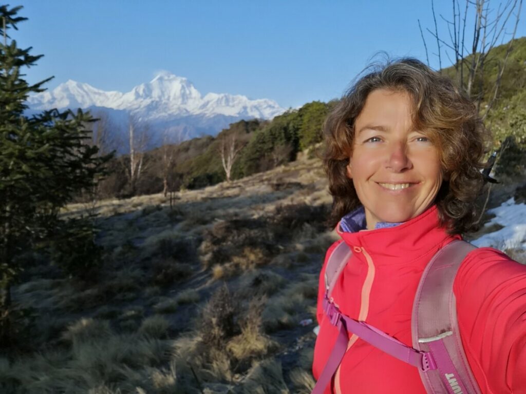 Happy in de ochtend op Poon Hill in Nepal